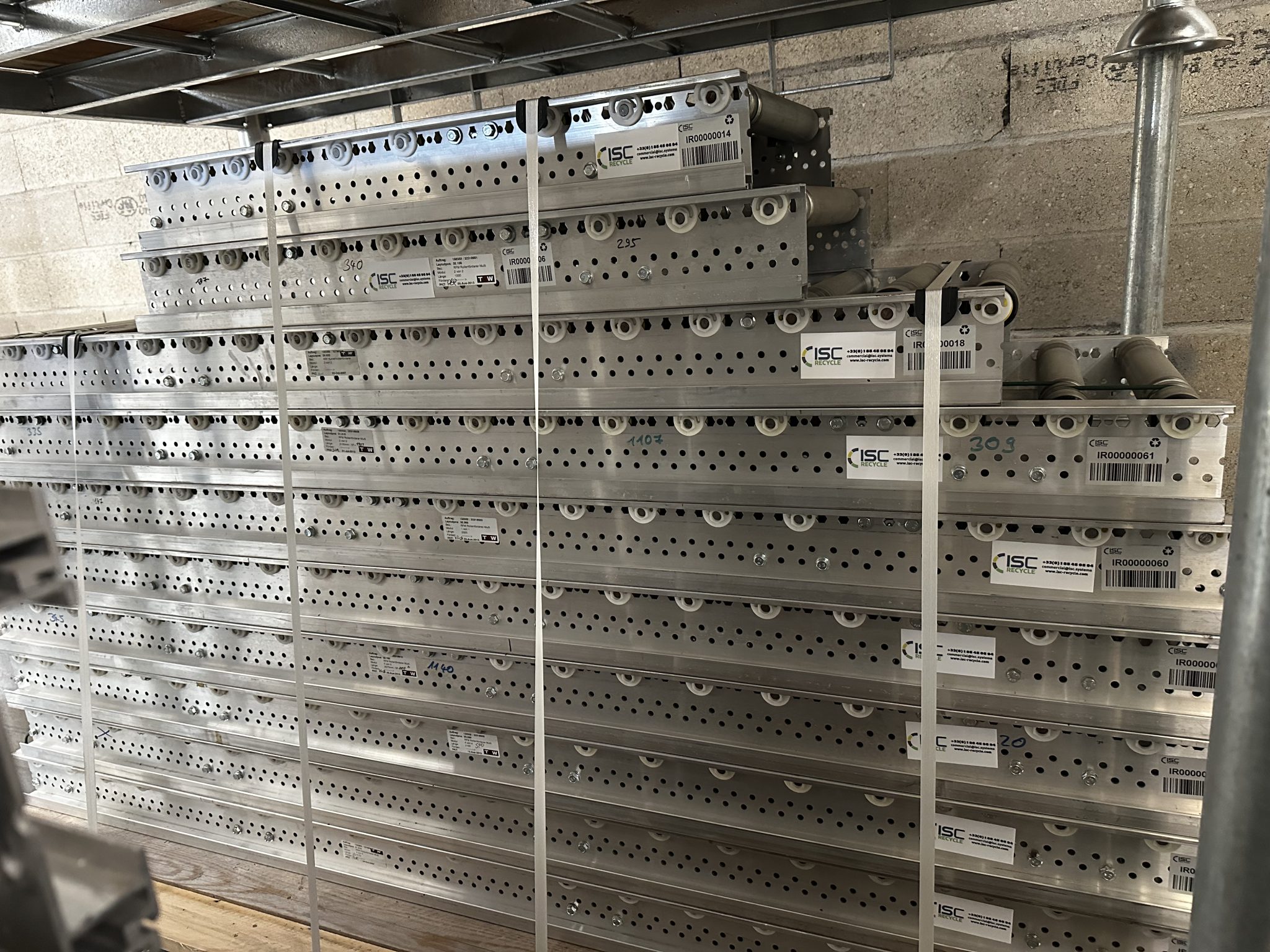 Convoyeur motorisé avec bandes lécheuses